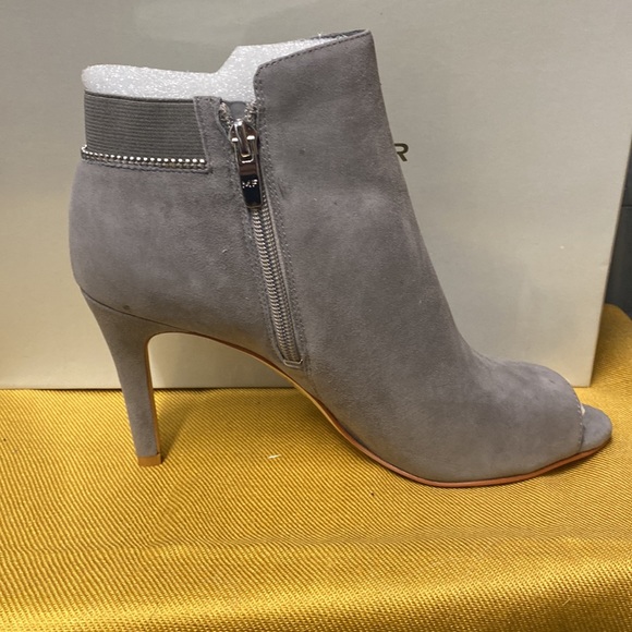 Size 8.5 suede ankle boot heel - Picture 3 of 4